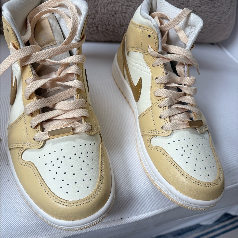 Jordan WMNS Air Jordan 1 Mid SE - Pale Vanilla & Metallic Gold - Picture 6 of 10